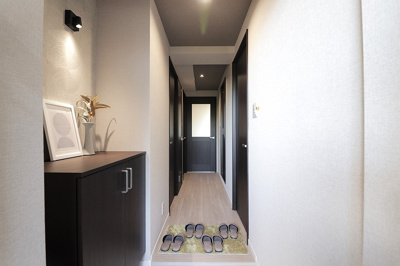 【玄関】 | エスリード桃山台 | 玄関から各部屋へ繋がる空間です。LDKのドアからやわらかな光が差し込む明るい廊下。内覧・お問い合わせはお気軽にどうぞ。