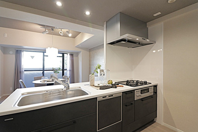 【キッチン】 | エスリード桃山台 | 食器を一気に丸洗いでき、節水にもなる食洗機搭載！家事時間の短縮も叶い、ご家族で過ごす時間を大切に過ごせますね。