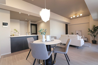 【居間・リビング】 | エスリード桃山台 | 木目調のフローリングが、柔らかな印象を与えてくれているLDK。※設置されている家具・小物・照明はディスプレイ用です。家具・照明付き販売ではございません。