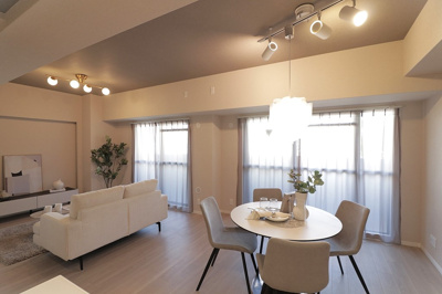 【居間・リビング】 | エスリード桃山台 | 東面に大きな掃き出し窓を設置し、たっぷりと採光を取り込めます！開放感溢れる憩いの空間で団らんのひと時を。