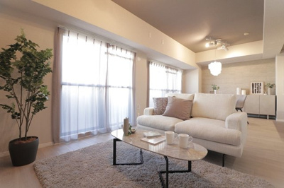 【居間・リビング】 | エスリード桃山台 | リフォーム済みの綺麗な室内！駅近で、暮らしが変わるゆとりの生活が実現します。ぜひ一度、現地をご覧ください。