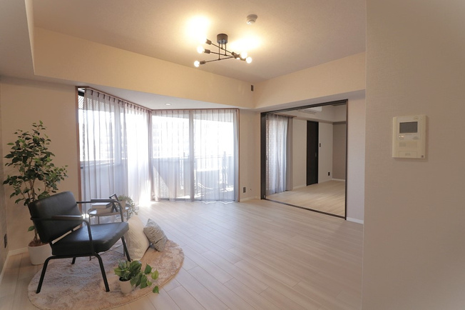 【居間・リビング】 | 朝日プラザアルティマタワーズ　★リフォーム済・WIC付 | モニター付きインターホンで来客時も安心です！