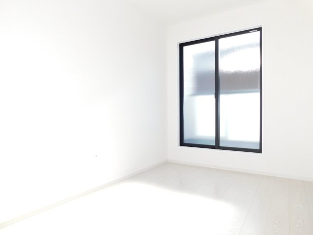 稲沢市小池１丁目の新築一戸建の洋室|◇２階洋室◇　　南面で明るい洋室５．２帖　バルコニー付き♪　