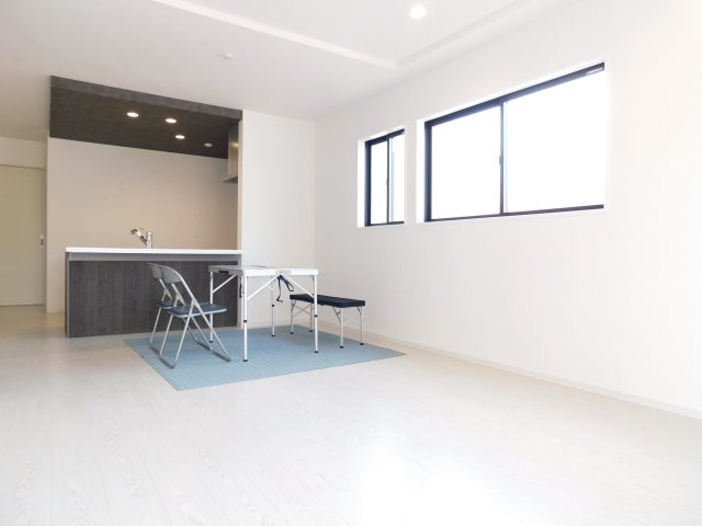 稲沢市小池１丁目の新築一戸建の居間・リビング|◇リビング◇　　明るいリビング１７．２帖　おしゃれな折下天井のフラットキッチン♪