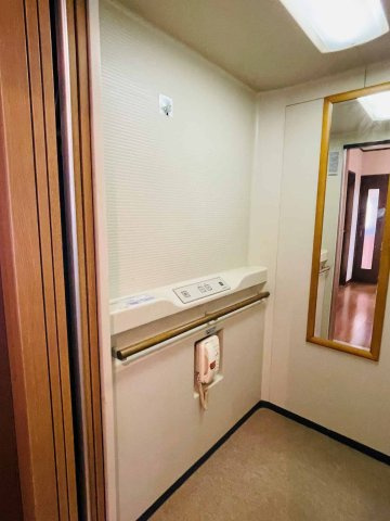 あきる野市草花　中古戸建☆ホームエレベーター付の設備|重い荷物などもエレベーターがあるので便利ですよ♪
