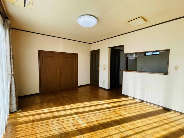 あきる野市草花　中古戸建☆ホームエレベーター付の居間・リビング|明るいLDKです☆キッチンカウンターなのでLDKが見渡せますね！