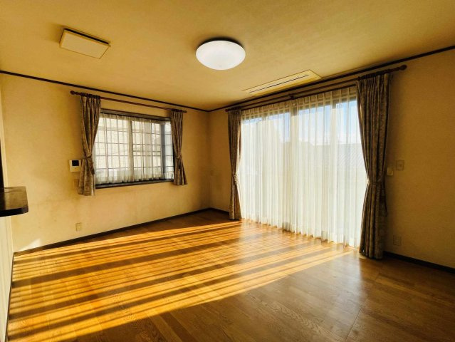 あきる野市草花　中古戸建☆ホームエレベーター付の居間・リビング