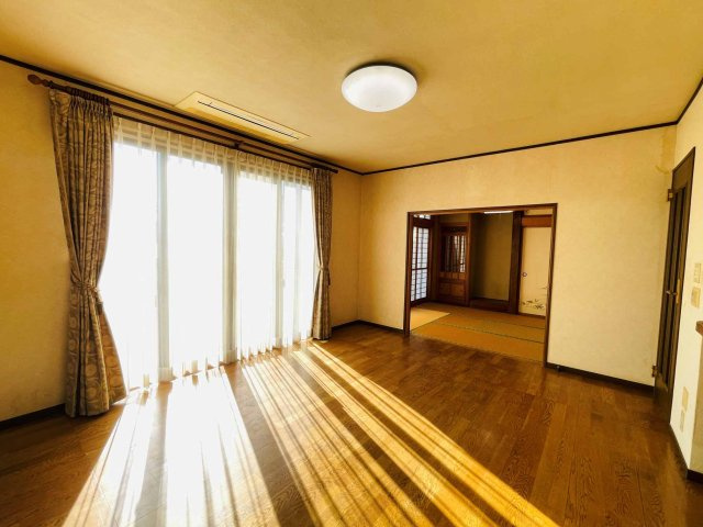 あきる野市草花　中古戸建☆ホームエレベーター付の居間・リビング