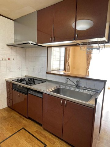 あきる野市草花　中古戸建のキッチン|換気扇は交換済！便利な食洗器もついてます♪