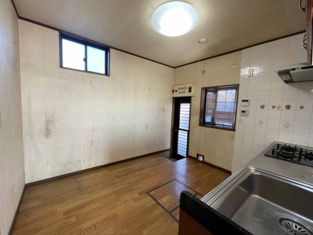 あきる野市草花　中古戸建☆ホームエレベーター付のキッチン|キッチンには勝手口付きです☆