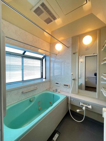 あきる野市草花　中古戸建の浴室|大きな窓がある広々とした浴室です！
