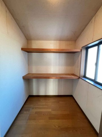 あきる野市草花　中古戸建☆ホームエレベーター付の収納|2階廊下に広々とした収納があります！
