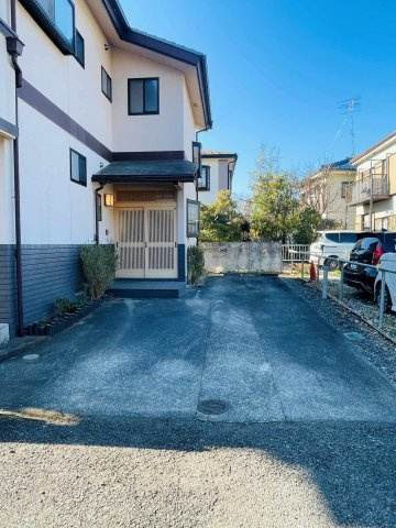 あきる野市草花　中古戸建の駐車場|駐車スペースは３台可能です（車種による）