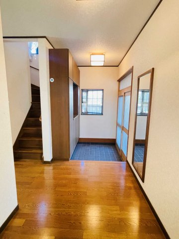 あきる野市草花　中古戸建の玄関|明るく広い玄関です！
