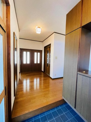 あきる野市草花　中古戸建☆ホームエレベーター付の玄関|大きなシューズボックス付です！