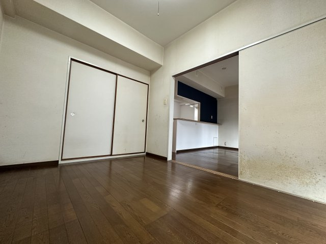 朝日プラザCITYウエストヒル神戸 E棟の独立洗面台|【洗面台】洗面台に大きな鏡が設けられており、空間をすっきりと見せながら、快適な身支度環境が実現されています。身支度からヘアケアまで快適に行える、使い勝手の良い洗面空間です。