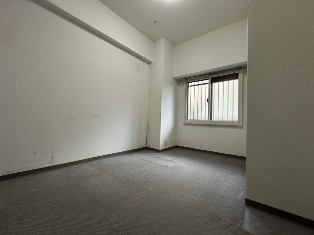 朝日プラザCITYウエストヒル神戸 E棟の浴室|【浴室】洗い場に収納棚が設けられた浴室。シャンプーやボディソープなどを整理しやすく、清潔感を保ちやすい仕様です。