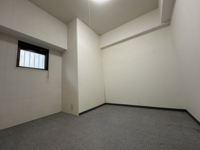 朝日プラザCITYウエストヒル神戸 E棟の設備|【給湯器リモコン】お湯の温度調整や各種操作を手元で行えます。日常の入浴準備や家事の際にも扱いやすく、暮らしの利便性を高めてくれる設備です。