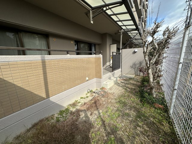 朝日プラザCITYウエストヒル神戸 E棟の駐車場|【敷地内駐車場】駐車場は屋根がある屋内に設けられており、雨天時もスムーズに出入りが可能です。