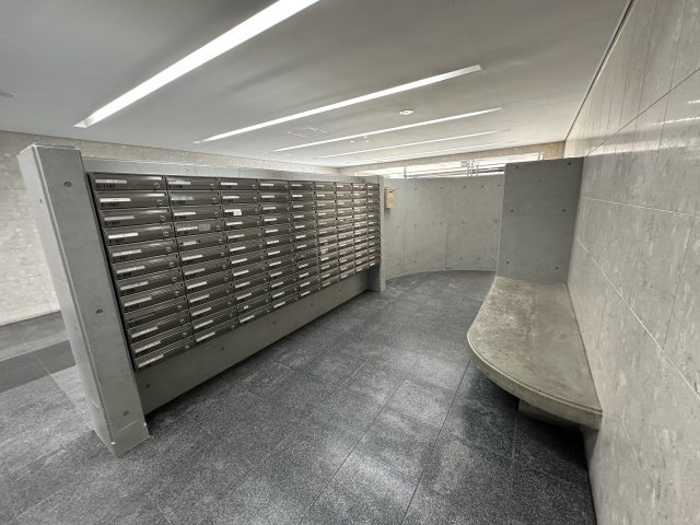 朝日プラザCITYウエストヒル神戸 E棟の駐輪場|【駐輪場】ゆとりある広さで出入りがしやすい駐輪場。屋根があるため、雨天時でも濡れずに自転車の出し入れができます。