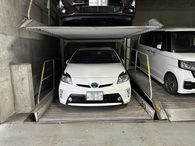 朝日プラザCITYウエストヒル神戸 E棟の設備|【郵便ポスト/共用部】エントランスには集合ポストが設置され、郵便物の受け取りがスムーズに行えるよう配慮されています。ステンレス製のシンプルなデザインが採用されています。