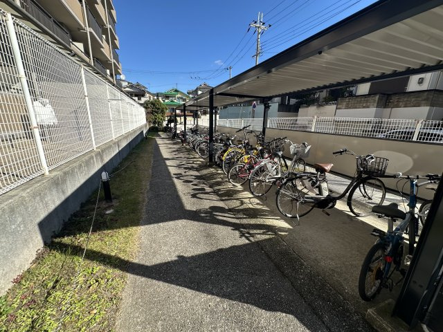 朝日プラザCITYウエストヒル神戸 E棟のその他共用部分|【共用部】開放的な共用スペース。整備された舗装と植栽により、落ち着いた住環境が保たれています。