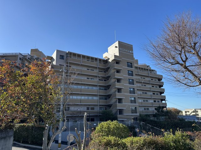 朝日プラザCITYウエストヒル神戸 E棟の外観|【現地外観写真】11階建、総582戸のマンションです。コンビニ・スーパーまで徒歩9分圏内の距離で、日常のお買い物に便利な住環境です。