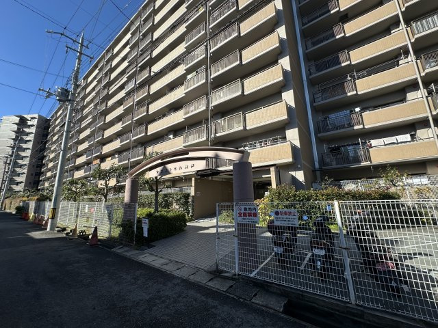 朝日プラザCITYウエストヒル神戸 E棟の外観|【現地外観写真】保育園まで徒歩5分以内の距離に位置しており、送り迎えの負担を軽減できる住環境です。通園しやすい立地のため、忙しい子育て世帯にも配慮された環境が整っています。