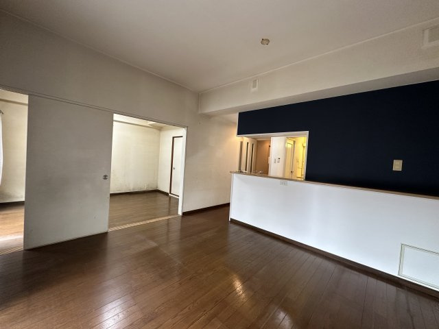 朝日プラザCITYウエストヒル神戸 E棟のバルコニー|【バルコニー】バルコニーから専用庭へ出入り可能。室内と屋外がゆるやかにつながる、開放感のある住空間です。