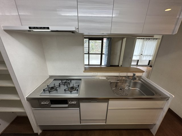 朝日プラザCITYウエストヒル神戸 E棟の居間・リビング|【イメージ画像】
リビングと洋室(約6.0帖)のイメージ画像です。間口を開放すると、続き間のように一体利用が可能。ゆったりと過ごせます。※イメージ画像のため実際とは異なる場合がございます。