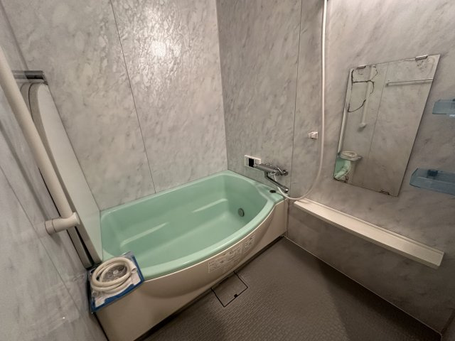 朝日プラザCITYウエストヒル神戸 E棟のキッチン|【キッチン】対面式のカウンター越しに家族やゲストとの会話を楽しみながら調理でき、暮らしに心地よい時間をもたらします。