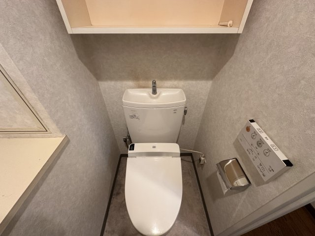 朝日プラザCITYウエストヒル神戸 E棟のキッチン|【キッチン】忙しい日々を支えてくれる食洗機付き。水仕事の負担を軽減し、家事時間を短縮してくれるため、暮らしにゆとりが生まれます。3口グリル付きコンロも備えられていて、効率よく調理が可能です。