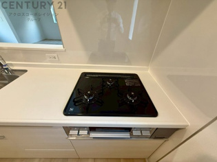 多数の調理器具を同時に使用でき、料理の効率化が可能。省エネで節約になり、様々な料理スタイルに適応できます。また、火力調整が独立しており、手入れや掃除もしやすく、今よりもっとお料理が楽しくなるかも。