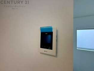 訪問者が来たときにテレビ画面で確認できるため、安心してドアを開けられます。録画機能があるものもあり、留守中に来訪者を記録しておくことができます。利便性が高く、セキュリティ面でも安心です。