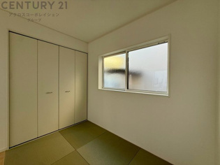 リビング横の畳コーナーはリビングと続きで利用してもデザイン性のとれる洋風仕様になります。やっぱり一室は欲しい畳敷きのスペースは客間や小さなお子様の寝かせ付けなどにも便利です。