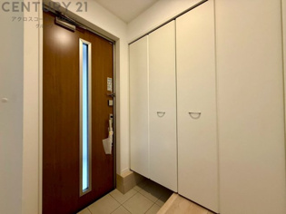 大きな玄関収納付きの玄関です　家族皆様の履物をしっかり収納できます