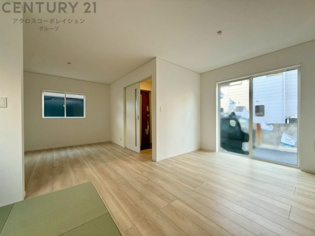 リビングダイニングは家族や友人とのコミュニケーションを楽しむ場所でくつろぎながら食事や会話を楽しめ、多目的に利用できリラックスできる空間です。家庭内の中心として機能し、快適な生活をサポートします。