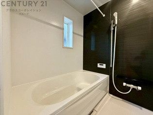 気密性と断熱性に優れ、外気の影響を受けにくく、浴室内の温度を一定に保ちやすいです。特に冬場は、暖房効率が高まり、快適なバスタイムを過ごせます。