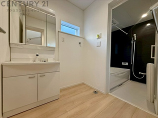 衣服の収納や脱ぎ着や整理整頓がしやすく、湿った衣類を乾燥させるスペースがありカビや臭いの発生を防ぎます。床の汚れを他の部屋に持ち込まず清潔を保つことができます。また快適な入浴環境の整備にも役立ちます。