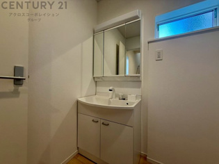 化粧品や洗顔料、歯ブラシなどの必需品をまとめて置ける収納スペースがあり、使用するたびに取り出す手間が省けます。また、水回りのため、濡れても大丈夫な素材が使用されており、お手入れが簡単です。