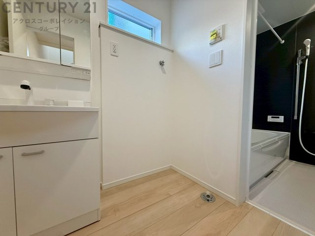 洗濯物の仕分け作業がしやすく、整理整頓が容易になります。洗濯音や湿気を他の部屋に持ち込まず、生活環境を快適に保ちます。上部を活用すれば収納スペースを確保でき洗剤や洗濯用品の整理もしやすくなります。