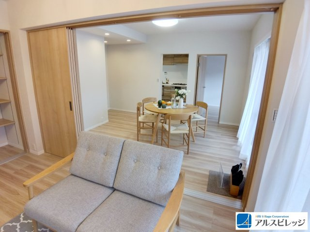 ザ・ステイツ志木幸町の洋室|仕切りを開放すればLDKと合わせての21.8帖の広々スペースに