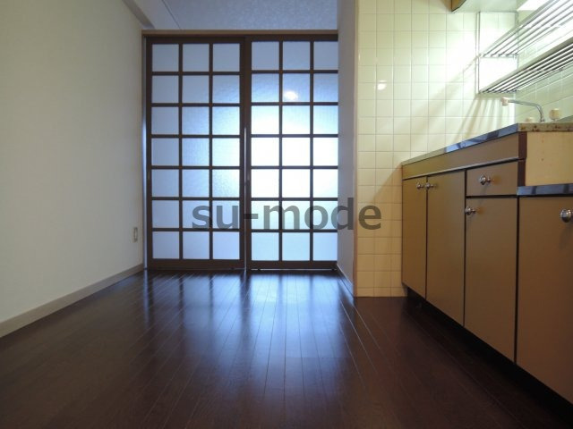 芥川ロイヤルマンションの居間・リビング