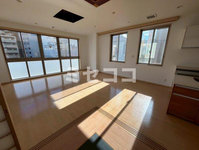 サンシステム天六駅前ビルの居間・リビング