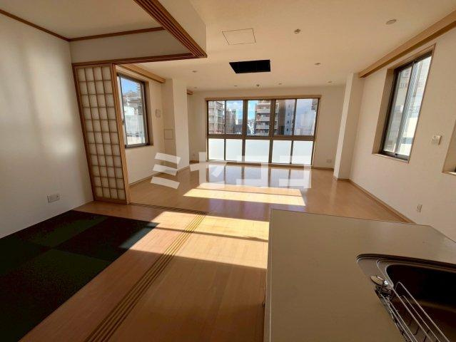 サンシステム天六駅前ビルの居間・リビング