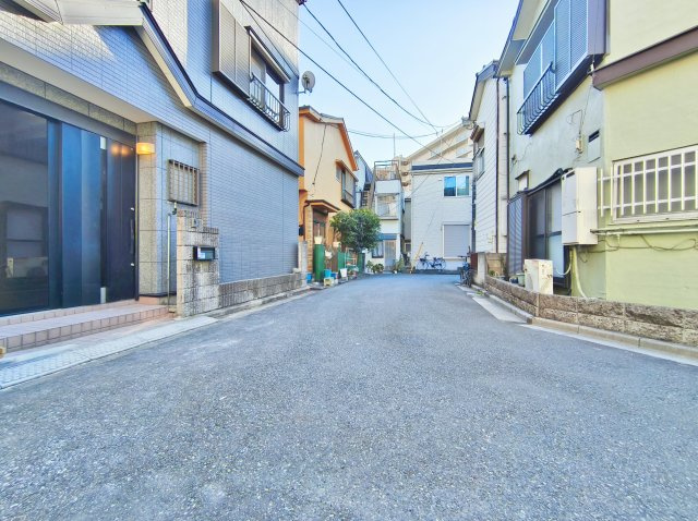 板橋区東坂下1丁目の前面道路含む現地写真|大型商業施設が近くに充実しとっても便利な周辺環境♪♪
前面道路は広々5.0ｍ公道
お車の出し入れも安心です