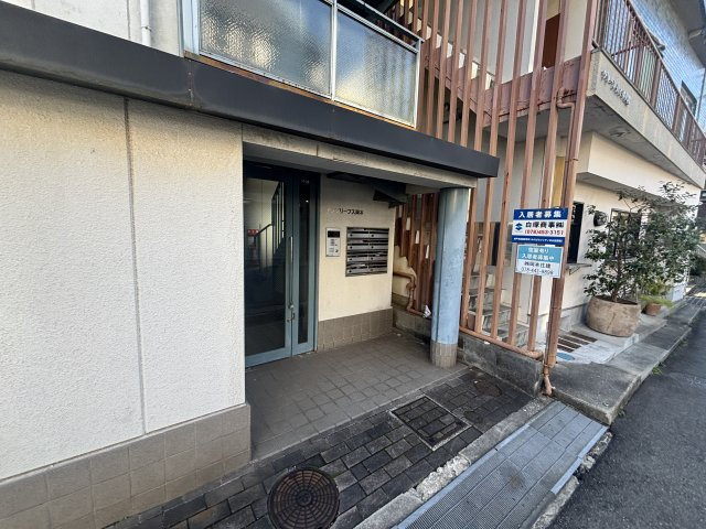 ヤングリーブス岡本のエントランス