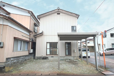 【駐車場】 | 【中古】御幸町２丁目売家 | 並列２台駐車可（内1台カーポート）。
リフォーム時にコンクリートにて舗装予定。