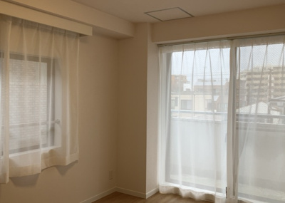 【洋室】 | リズ東林間 | 洋室のメリットは重い家具が置きやすく、身の回りが整理しやすいことです。 床がフローリングのため畳とは異なり凹みにくいです。 クローゼットなど収納が豊富で、普段使わない旅行カバンや服の整頓も簡単にです。