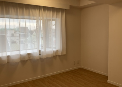 【寝室】 | リズ東林間 | 寝室でゆっくりと過ごすためにはベッド周りの適度な空間を担保することや窓の位置、照明の明るさ、寝室の広さなどを考える必要があります。自身や家族の構成とライフスタイルに併せて寝室にする部屋を選びましょう！